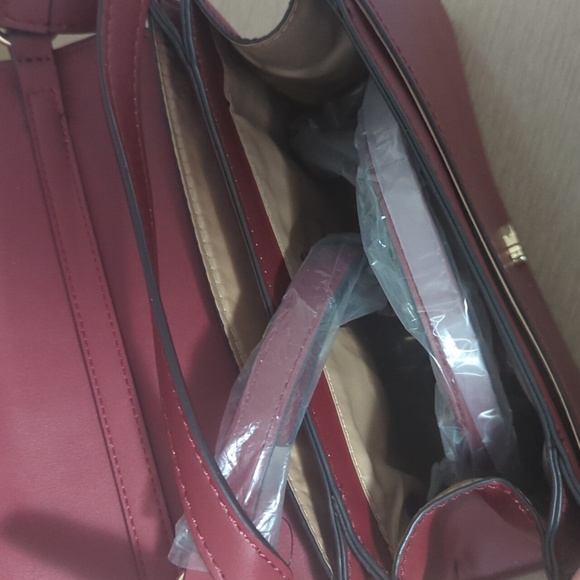 Guess purse - Picture 2 of 3